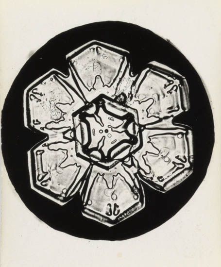 BENTLEY, WILSON A. (1865-1931) Stunning group of 6 photographs, including 5 depicting snow crystals and one of ice shards (?).